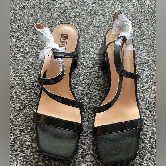 NEW -Black Strappy Sandals - Picture 10 of 12